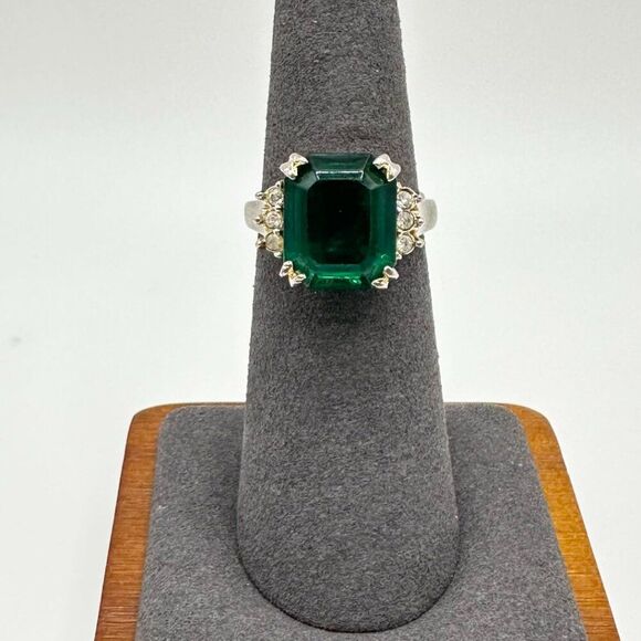 Ring with Large Emerald Colored Stone - Picture 4 of 6